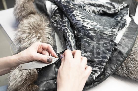Замена подкладки на меховой куртке в Москве фото